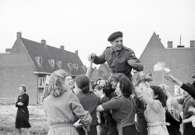 831524 Afbeelding van een militair van het 49th Reconnaissance Regiment (Polar Bears) die door buurtbewoners op ...